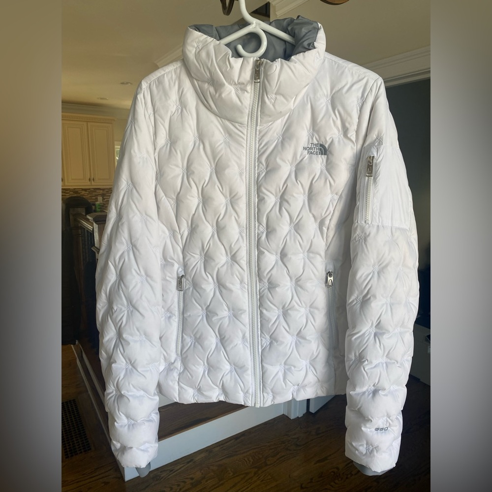 No tags, Brand new, never worn NorthFace 550 jacket, size women’s L, runs small
